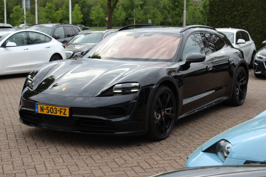 Porsche Taycan Cross Turismo 4 93 kWh / Vol opties! / SoH 90,3% / Panoramadak / 360Camera / Head-up / Achterasbesturing / Luchtvering / Sportdesign&Chrono / Adaptieve Stoelen / 21'' / Bose / Keyless / Stoelverwarming 4x / Stuurve