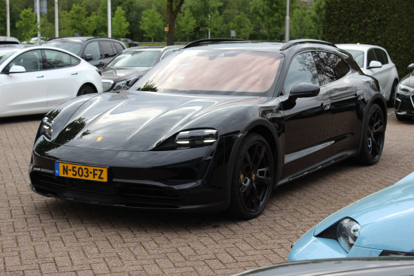 Porsche Taycan Cross Turismo 4 93 kWh / Vol opties! / SoH 90,3% / Panoramadak / 360Camera / Head-up / Achterasbesturing / Luchtvering / Sportdesign&Chrono / Adaptieve Stoelen / 21'' / Bose / Keyless / Stoelverwarming 4x / Stuurve