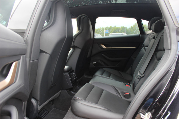 Porsche Taycan Cross Turismo 4 93 kWh / Vol opties! / SoH 90,3% / Panoramadak / 360Camera / Head-up / Achterasbesturing / Luchtvering / Sportdesign&Chrono / Adaptieve Stoelen / 21'' / Bose / Keyless / Stoelverwarming 4x / Stuurve