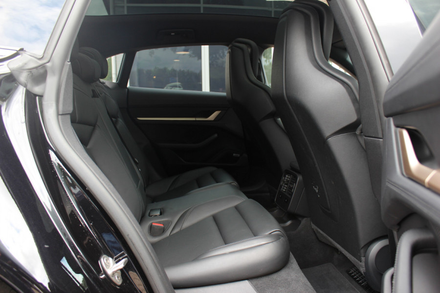Porsche Taycan Cross Turismo 4 93 kWh / Vol opties! / SoH 90,3% / Panoramadak / 360Camera / Head-up / Achterasbesturing / Luchtvering / Sportdesign&Chrono / Adaptieve Stoelen / 21'' / Bose / Keyless / Stoelverwarming 4x / Stuurve