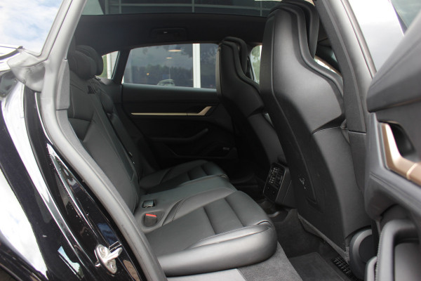 Porsche Taycan Cross Turismo 4 93 kWh / Vol opties! / SoH 90,3% / Panoramadak / 360Camera / Head-up / Achterasbesturing / Luchtvering / Sportdesign&Chrono / Adaptieve Stoelen / 21'' / Bose / Keyless / Stoelverwarming 4x / Stuurve