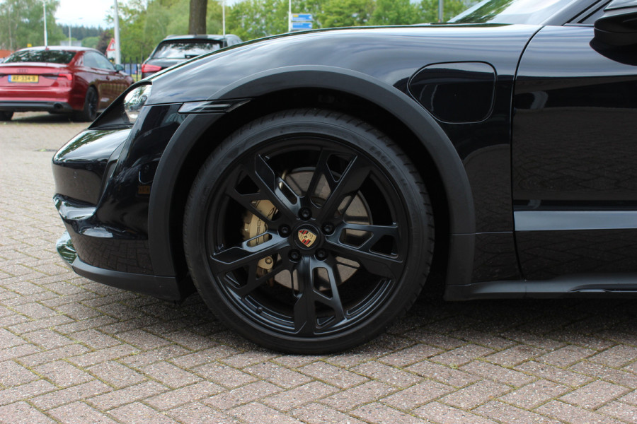 Porsche Taycan Cross Turismo 4 93 kWh / Vol opties! / SoH 90,3% / Panoramadak / 360Camera / Head-up / Achterasbesturing / Luchtvering / Sportdesign&Chrono / Adaptieve Stoelen / 21'' / Bose / Keyless / Stoelverwarming 4x / Stuurve