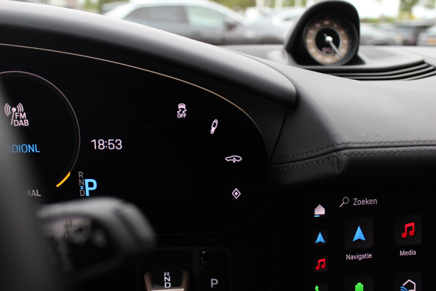 Porsche Taycan Cross Turismo 4 93 kWh / Vol opties! / SoH 90,3% / Panoramadak / 360Camera / Head-up / Achterasbesturing / Luchtvering / Sportdesign&Chrono / Adaptieve Stoelen / 21'' / Bose / Keyless / Stoelverwarming 4x / Stuurve