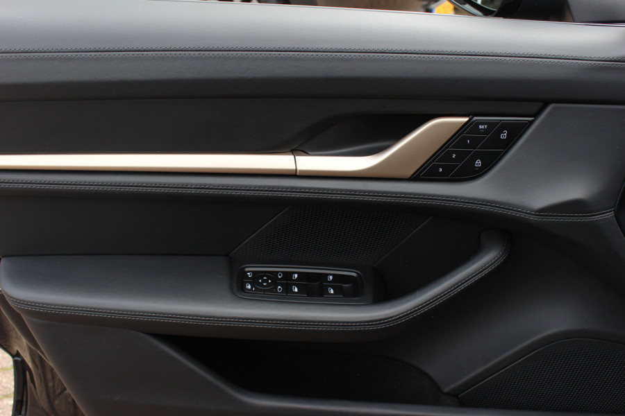 Porsche Taycan Cross Turismo 4 93 kWh / Vol opties! / SoH 90,3% / Panoramadak / 360Camera / Head-up / Achterasbesturing / Luchtvering / Sportdesign&Chrono / Adaptieve Stoelen / 21'' / Bose / Keyless / Stoelverwarming 4x / Stuurve