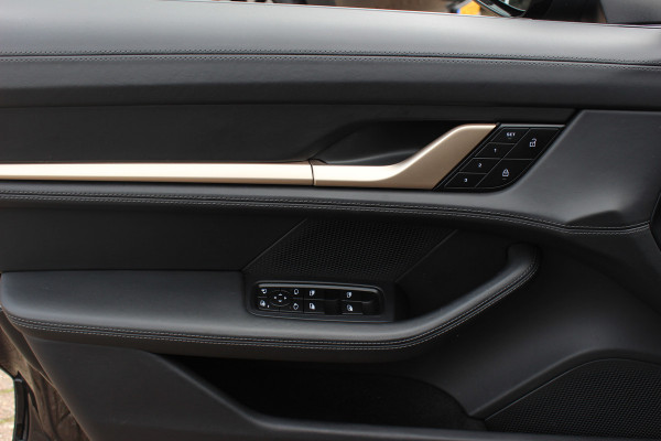 Porsche Taycan Cross Turismo 4 93 kWh / Vol opties! / SoH 90,3% / Panoramadak / 360Camera / Head-up / Achterasbesturing / Luchtvering / Sportdesign&Chrono / Adaptieve Stoelen / 21'' / Bose / Keyless / Stoelverwarming 4x / Stuurve