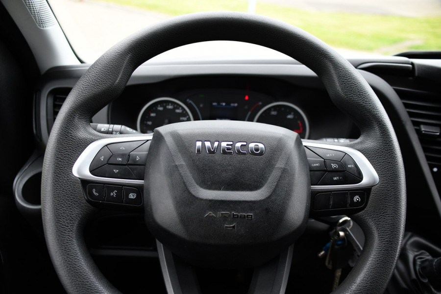 Iveco Daily 35S14V 2.3 L2H2 Cruise, LED, 3500kg Trekhaak, Automaat, Bluetooth, Geveerde stoel, Sensoren, Uniek!