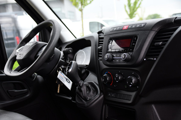 Iveco Daily 35S14V 2.3 L2H2 Cruise, LED, 3500kg Trekhaak, Automaat, Bluetooth, Geveerde stoel, Sensoren, Uniek!