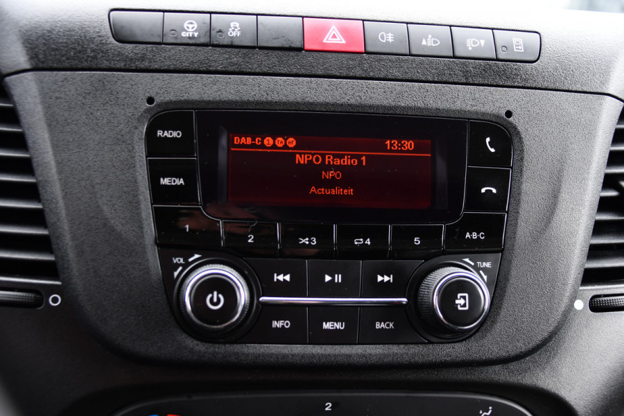 Iveco Daily 35S14V 2.3 L2H2 Cruise, LED, 3500kg Trekhaak, Automaat, Bluetooth, Geveerde stoel, Sensoren, Uniek!