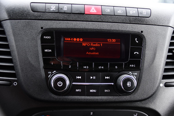 Iveco Daily 35S14V 2.3 L2H2 Cruise, LED, 3500kg Trekhaak, Automaat, Bluetooth, Geveerde stoel, Sensoren, Uniek!
