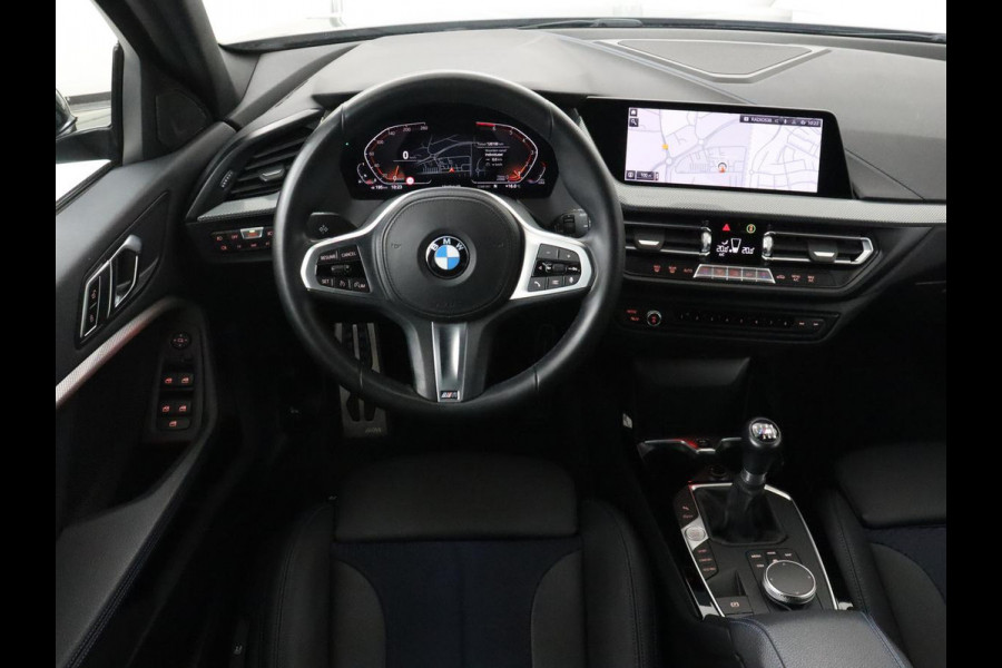 BMW 1-serie 118i M Sport | Carplay | Sportstoelen | Camera | Half leder | Navigatie | Live Cockpit | Park Assist | Full LED | Climate control | Sfeerverlichting | Cruise control | Bluetooth