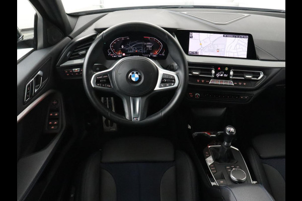BMW 1-serie 118i M Sport | Carplay | Sportstoelen | Camera | Half leder | Navigatie | Live Cockpit | Park Assist | Full LED | Climate control | Sfeerverlichting | Cruise control | Bluetooth