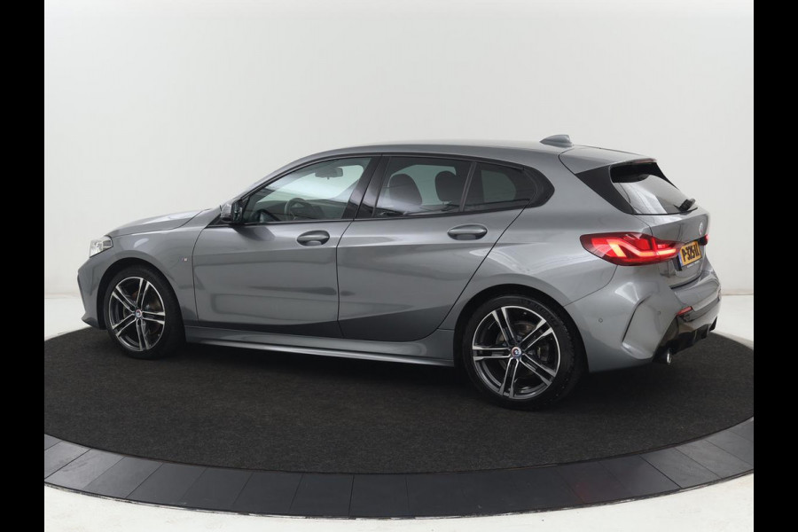 BMW 1-serie 118i M Sport | Carplay | Sportstoelen | Camera | Half leder | Navigatie | Live Cockpit | Park Assist | Full LED | Climate control | Sfeerverlichting | Cruise control | Bluetooth