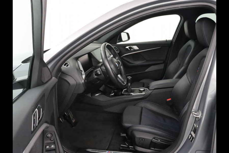 BMW 1-serie 118i M Sport | Carplay | Sportstoelen | Camera | Half leder | Navigatie | Live Cockpit | Park Assist | Full LED | Climate control | Sfeerverlichting | Cruise control | Bluetooth