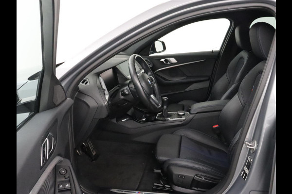 BMW 1-serie 118i M Sport | Carplay | Sportstoelen | Camera | Half leder | Navigatie | Live Cockpit | Park Assist | Full LED | Climate control | Sfeerverlichting | Cruise control | Bluetooth