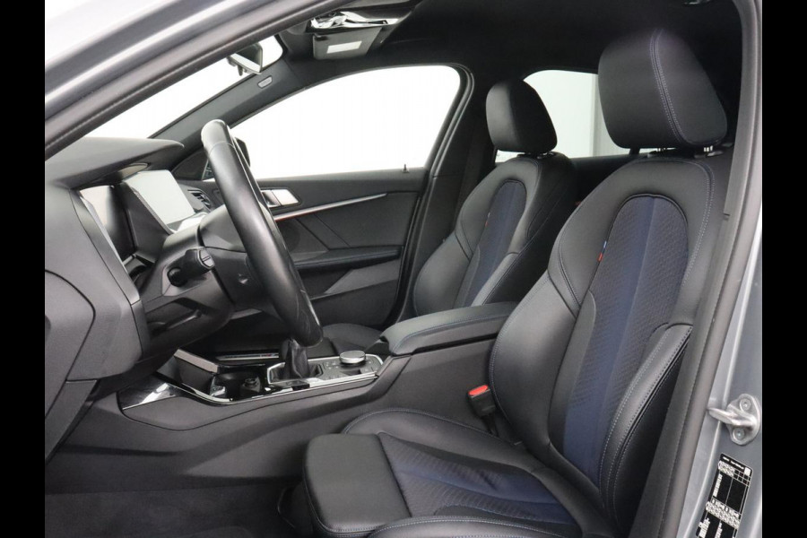 BMW 1-serie 118i M Sport | Carplay | Sportstoelen | Camera | Half leder | Navigatie | Live Cockpit | Park Assist | Full LED | Climate control | Sfeerverlichting | Cruise control | Bluetooth