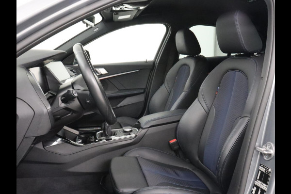 BMW 1-serie 118i M Sport | Carplay | Sportstoelen | Camera | Half leder | Navigatie | Live Cockpit | Park Assist | Full LED | Climate control | Sfeerverlichting | Cruise control | Bluetooth