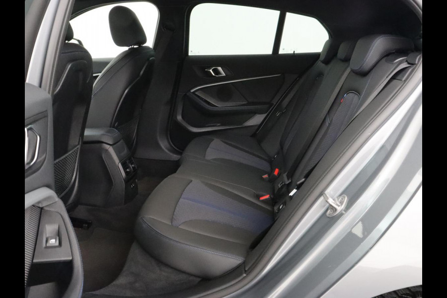 BMW 1-serie 118i M Sport | Carplay | Sportstoelen | Camera | Half leder | Navigatie | Live Cockpit | Park Assist | Full LED | Climate control | Sfeerverlichting | Cruise control | Bluetooth