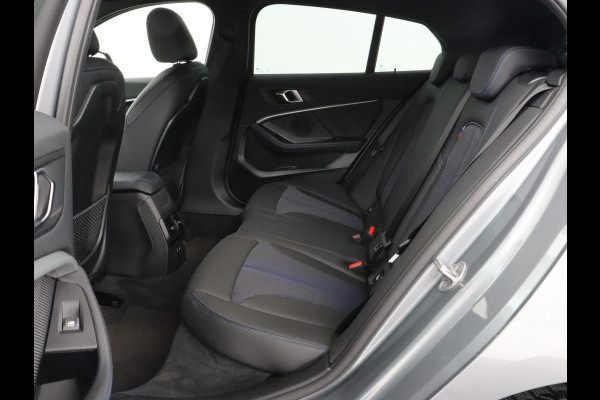 BMW 1-serie 118i M Sport | Carplay | Sportstoelen | Camera | Half leder | Navigatie | Live Cockpit | Park Assist | Full LED | Climate control | Sfeerverlichting | Cruise control | Bluetooth