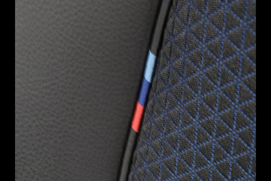 BMW 1-serie 118i M Sport | Carplay | Sportstoelen | Camera | Half leder | Navigatie | Live Cockpit | Park Assist | Full LED | Climate control | Sfeerverlichting | Cruise control | Bluetooth