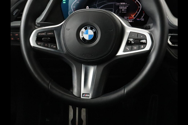 BMW 1-serie 118i M Sport | Carplay | Sportstoelen | Camera | Half leder | Navigatie | Live Cockpit | Park Assist | Full LED | Climate control | Sfeerverlichting | Cruise control | Bluetooth