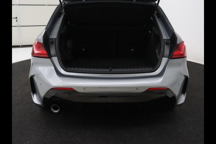 BMW 1-serie 118i M Sport | Carplay | Sportstoelen | Camera | Half leder | Navigatie | Live Cockpit | Park Assist | Full LED | Climate control | Sfeerverlichting | Cruise control | Bluetooth