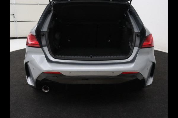 BMW 1-serie 118i M Sport | Carplay | Sportstoelen | Camera | Half leder | Navigatie | Live Cockpit | Park Assist | Full LED | Climate control | Sfeerverlichting | Cruise control | Bluetooth