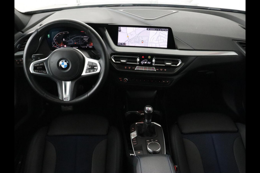 BMW 1-serie 118i M Sport | Carplay | Sportstoelen | Camera | Half leder | Navigatie | Live Cockpit | Park Assist | Full LED | Climate control | Sfeerverlichting | Cruise control | Bluetooth