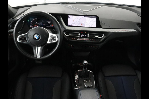 BMW 1-serie 118i M Sport | Carplay | Sportstoelen | Camera | Half leder | Navigatie | Live Cockpit | Park Assist | Full LED | Climate control | Sfeerverlichting | Cruise control | Bluetooth