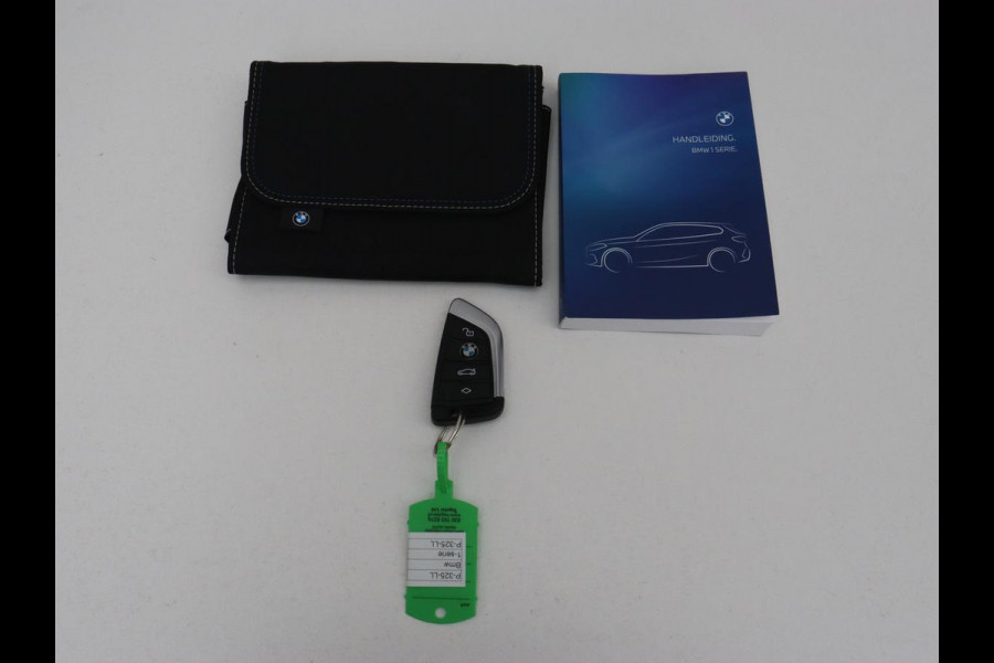 BMW 1-serie 118i M Sport | Carplay | Sportstoelen | Camera | Half leder | Navigatie | Live Cockpit | Park Assist | Full LED | Climate control | Sfeerverlichting | Cruise control | Bluetooth