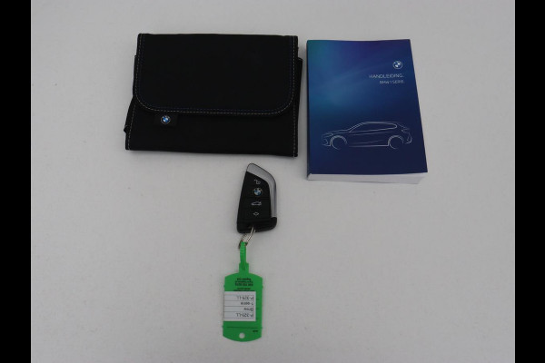 BMW 1-serie 118i M Sport | Carplay | Sportstoelen | Camera | Half leder | Navigatie | Live Cockpit | Park Assist | Full LED | Climate control | Sfeerverlichting | Cruise control | Bluetooth