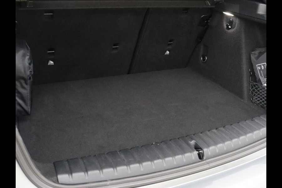 BMW 1-serie 118i M Sport | Carplay | Sportstoelen | Camera | Half leder | Navigatie | Live Cockpit | Park Assist | Full LED | Climate control | Sfeerverlichting | Cruise control | Bluetooth
