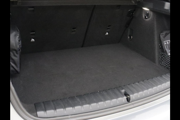 BMW 1-serie 118i M Sport | Carplay | Sportstoelen | Camera | Half leder | Navigatie | Live Cockpit | Park Assist | Full LED | Climate control | Sfeerverlichting | Cruise control | Bluetooth