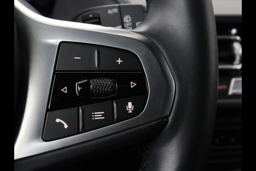 BMW 1-serie 118i M Sport | Carplay | Sportstoelen | Camera | Half leder | Navigatie | Live Cockpit | Park Assist | Full LED | Climate control | Sfeerverlichting | Cruise control | Bluetooth