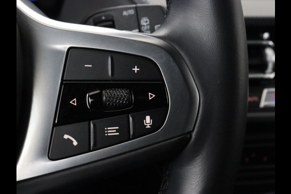 BMW 1-serie 118i M Sport | Carplay | Sportstoelen | Camera | Half leder | Navigatie | Live Cockpit | Park Assist | Full LED | Climate control | Sfeerverlichting | Cruise control | Bluetooth