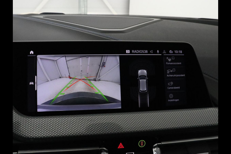 BMW 1-serie 118i M Sport | Carplay | Sportstoelen | Camera | Half leder | Navigatie | Live Cockpit | Park Assist | Full LED | Climate control | Sfeerverlichting | Cruise control | Bluetooth