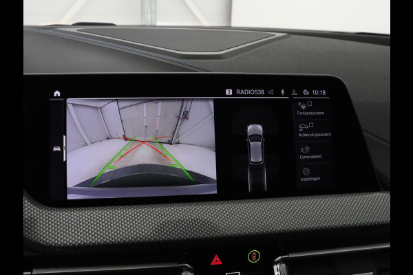 BMW 1-serie 118i M Sport | Carplay | Sportstoelen | Camera | Half leder | Navigatie | Live Cockpit | Park Assist | Full LED | Climate control | Sfeerverlichting | Cruise control | Bluetooth
