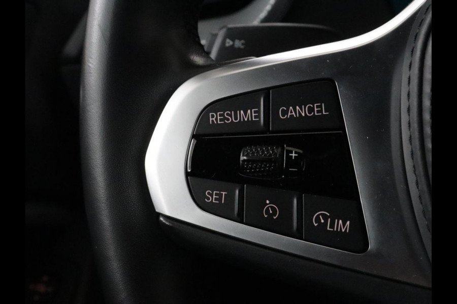 BMW 1-serie 118i M Sport | Carplay | Sportstoelen | Camera | Half leder | Navigatie | Live Cockpit | Park Assist | Full LED | Climate control | Sfeerverlichting | Cruise control | Bluetooth