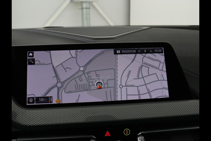 BMW 1-serie 118i M Sport | Carplay | Sportstoelen | Camera | Half leder | Navigatie | Live Cockpit | Park Assist | Full LED | Climate control | Sfeerverlichting | Cruise control | Bluetooth