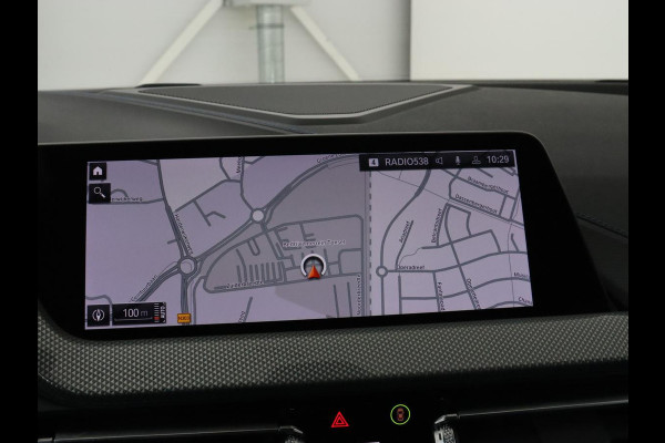 BMW 1-serie 118i M Sport | Carplay | Sportstoelen | Camera | Half leder | Navigatie | Live Cockpit | Park Assist | Full LED | Climate control | Sfeerverlichting | Cruise control | Bluetooth