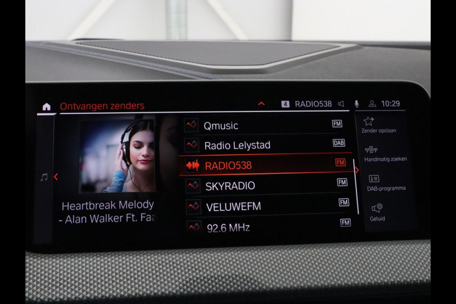 BMW 1-serie 118i M Sport | Carplay | Sportstoelen | Camera | Half leder | Navigatie | Live Cockpit | Park Assist | Full LED | Climate control | Sfeerverlichting | Cruise control | Bluetooth