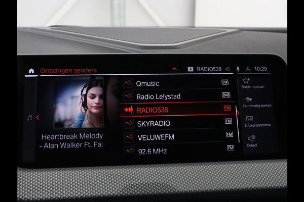 BMW 1-serie 118i M Sport | Carplay | Sportstoelen | Camera | Half leder | Navigatie | Live Cockpit | Park Assist | Full LED | Climate control | Sfeerverlichting | Cruise control | Bluetooth