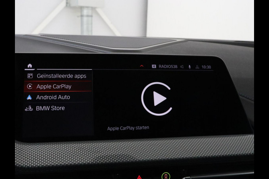 BMW 1-serie 118i M Sport | Carplay | Sportstoelen | Camera | Half leder | Navigatie | Live Cockpit | Park Assist | Full LED | Climate control | Sfeerverlichting | Cruise control | Bluetooth