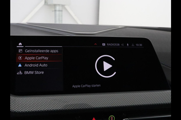 BMW 1-serie 118i M Sport | Carplay | Sportstoelen | Camera | Half leder | Navigatie | Live Cockpit | Park Assist | Full LED | Climate control | Sfeerverlichting | Cruise control | Bluetooth