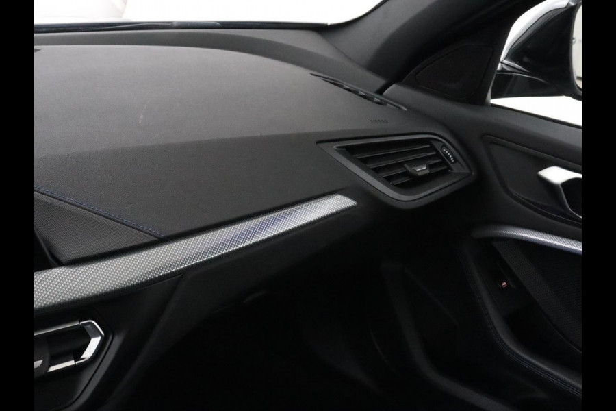 BMW 1-serie 118i M Sport | Carplay | Sportstoelen | Camera | Half leder | Navigatie | Live Cockpit | Park Assist | Full LED | Climate control | Sfeerverlichting | Cruise control | Bluetooth