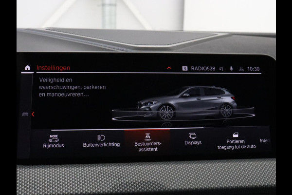 BMW 1-serie 118i M Sport | Carplay | Sportstoelen | Camera | Half leder | Navigatie | Live Cockpit | Park Assist | Full LED | Climate control | Sfeerverlichting | Cruise control | Bluetooth