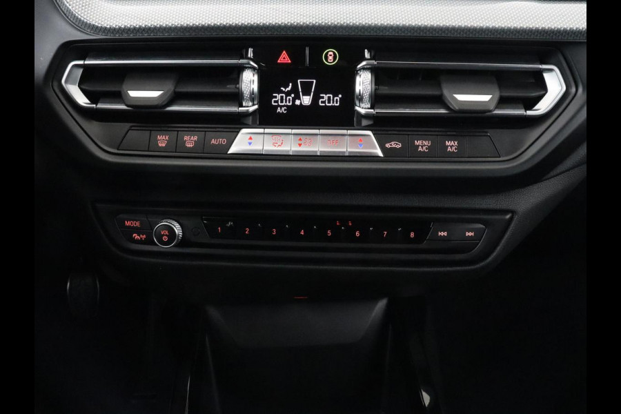 BMW 1-serie 118i M Sport | Carplay | Sportstoelen | Camera | Half leder | Navigatie | Live Cockpit | Park Assist | Full LED | Climate control | Sfeerverlichting | Cruise control | Bluetooth