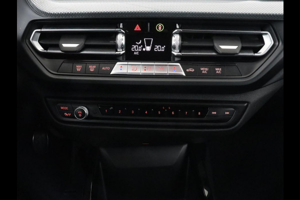 BMW 1-serie 118i M Sport | Carplay | Sportstoelen | Camera | Half leder | Navigatie | Live Cockpit | Park Assist | Full LED | Climate control | Sfeerverlichting | Cruise control | Bluetooth