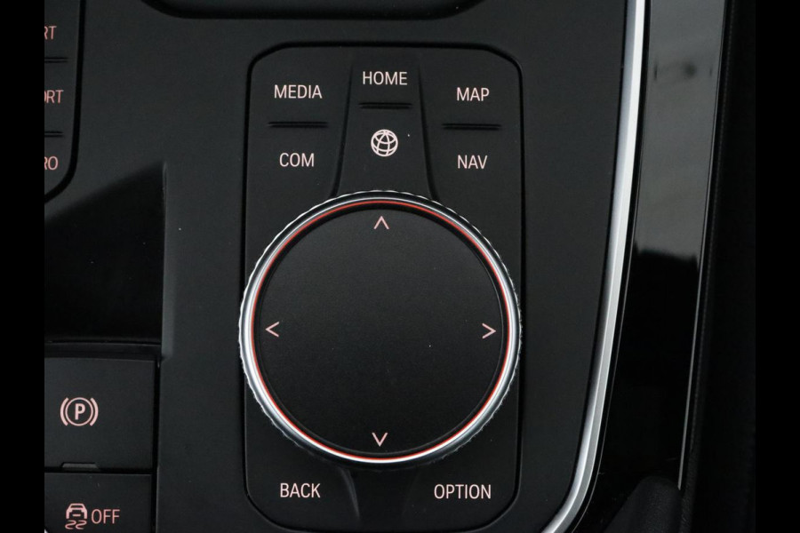 BMW 1-serie 118i M Sport | Carplay | Sportstoelen | Camera | Half leder | Navigatie | Live Cockpit | Park Assist | Full LED | Climate control | Sfeerverlichting | Cruise control | Bluetooth