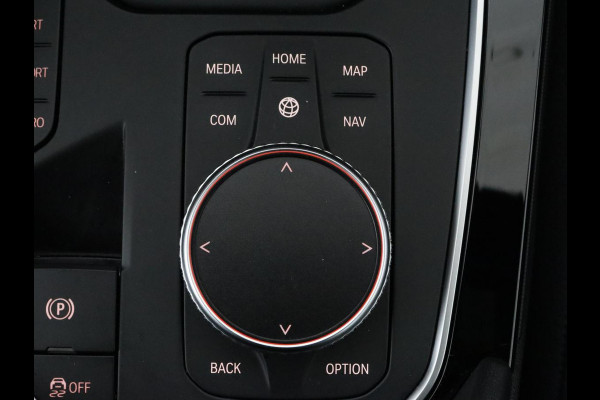 BMW 1-serie 118i M Sport | Carplay | Sportstoelen | Camera | Half leder | Navigatie | Live Cockpit | Park Assist | Full LED | Climate control | Sfeerverlichting | Cruise control | Bluetooth
