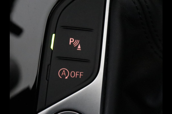 BMW 1-serie 118i M Sport | Carplay | Sportstoelen | Camera | Half leder | Navigatie | Live Cockpit | Park Assist | Full LED | Climate control | Sfeerverlichting | Cruise control | Bluetooth